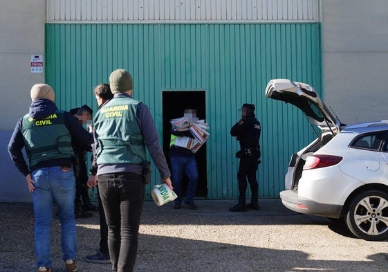 Guardia Civil y Policía Nacional, en la calle Tierra de Campos.