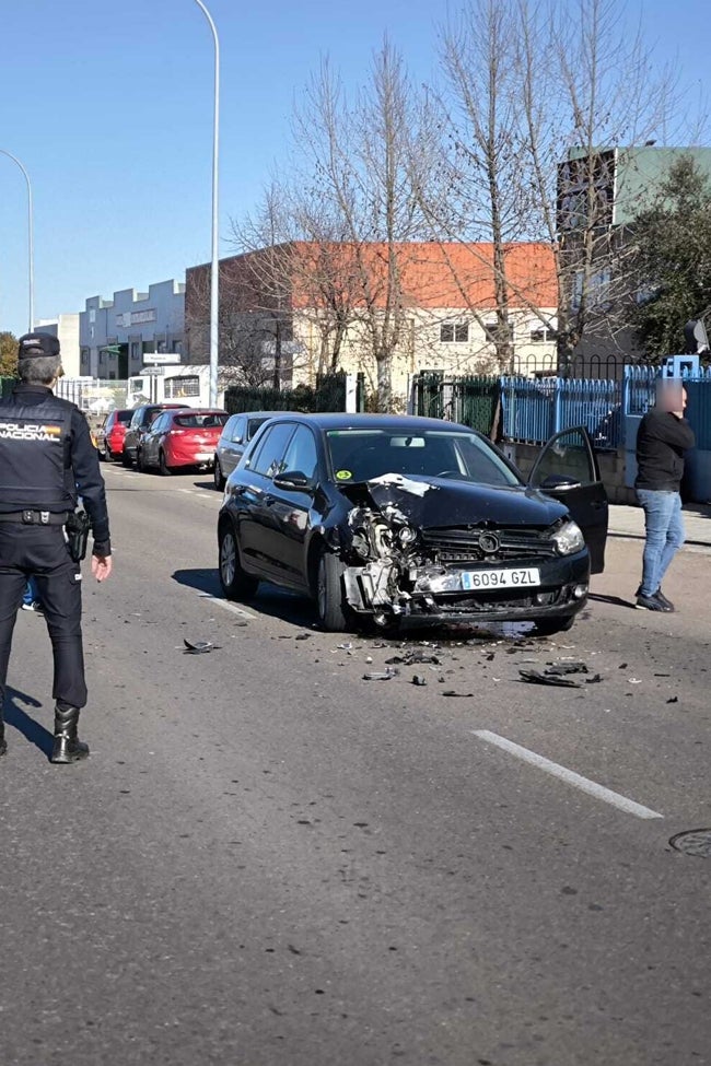 Uno de los turismos implicados en la colisión en la calle Tierra de Campos.