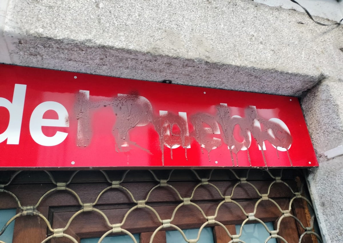 Imagen secundaria 1 - La sede del PSOE de Béjar amanece con pintadas e insultos