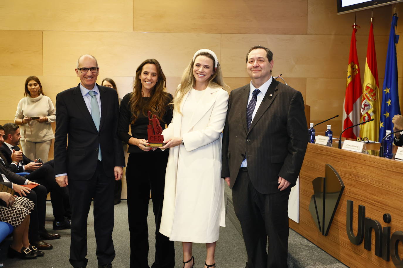 Premio «Empresaria del Año» por ser un símbolo de excelencia