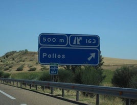 Un cartel de la autovía que muestra la salida a Pollos (Valladolid).