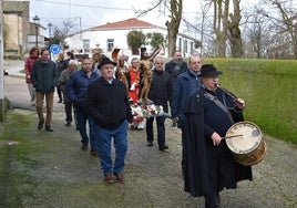 Procesión con la imagen de los Santos Mártires por las calles de la localidad de Vecinos.