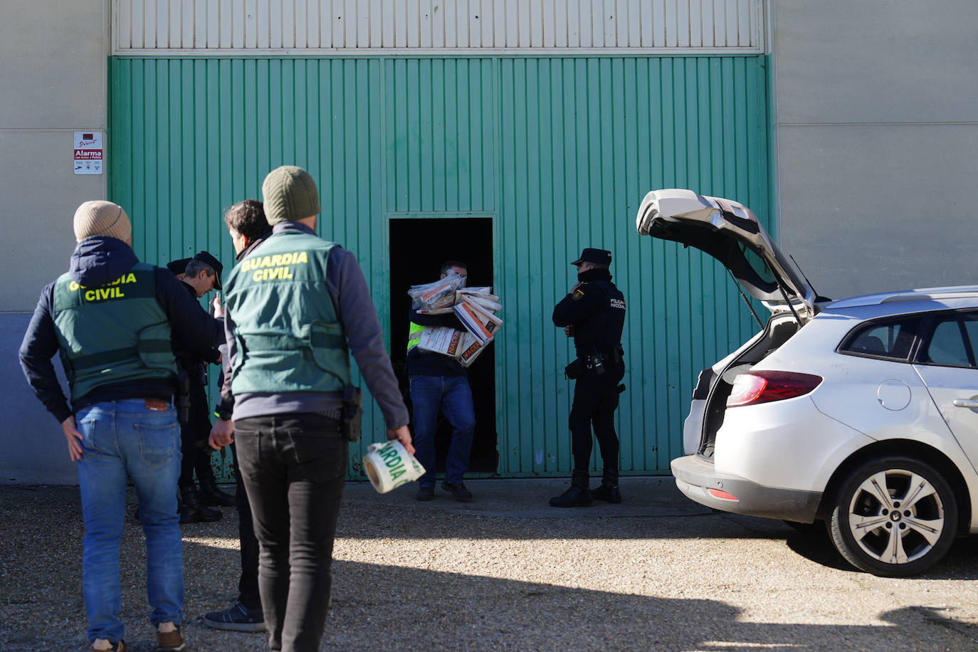 Todas las imágenes de la espectacular macrorredada de la Policía Nacional y la Guardia Civil en El Montalvo