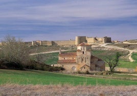 La muralla de la localidad, vista desde lejos.