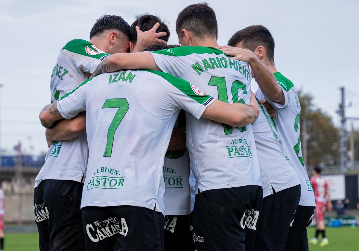 El Rayo Cantabria celebra un tanto en la presente campaña.