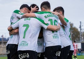 El Rayo Cantabria celebra un tanto en la presente campaña.