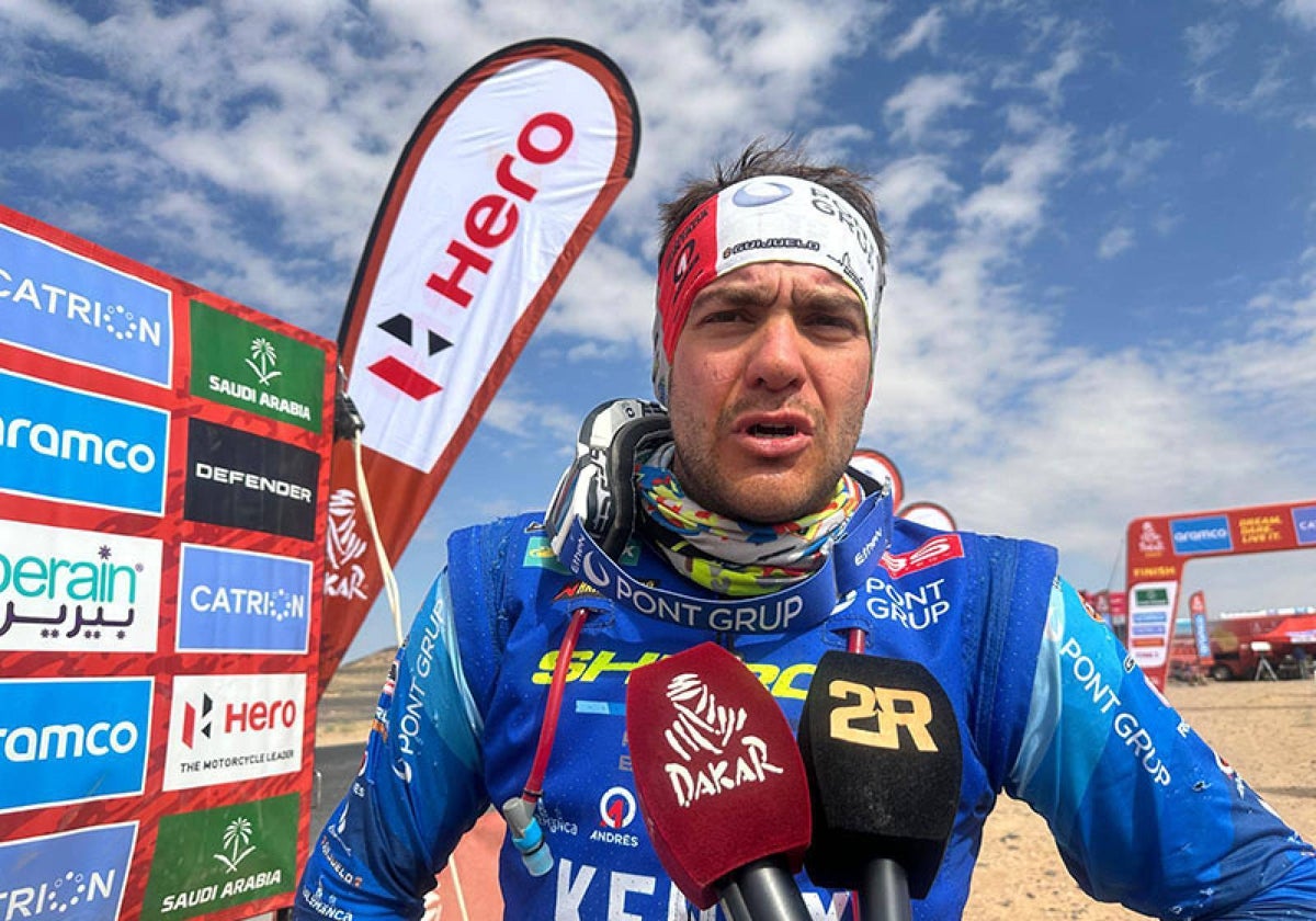 Lorenzo Santolino, atendiendo a los medios oficiales del Dakar.