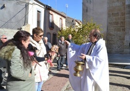 Momento de la bendición de los animales a la puerta del templo