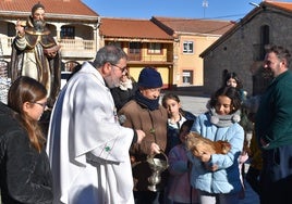 El párroco, Carlos López, durante la bendición de animales en Calzada de Valdunciel.