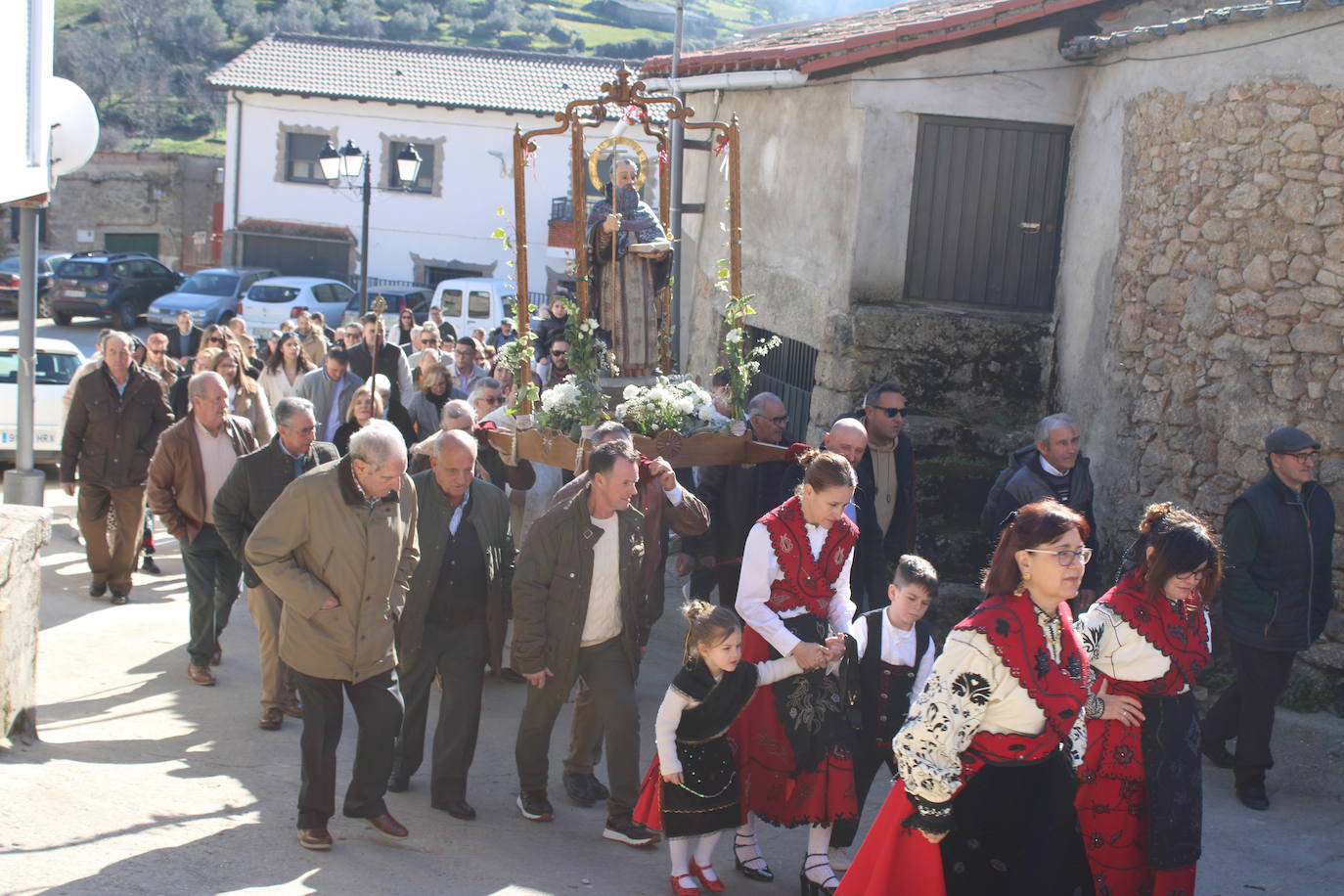 El sol vuelve para lucir por San Antón en el día grande de Valdelamatanza