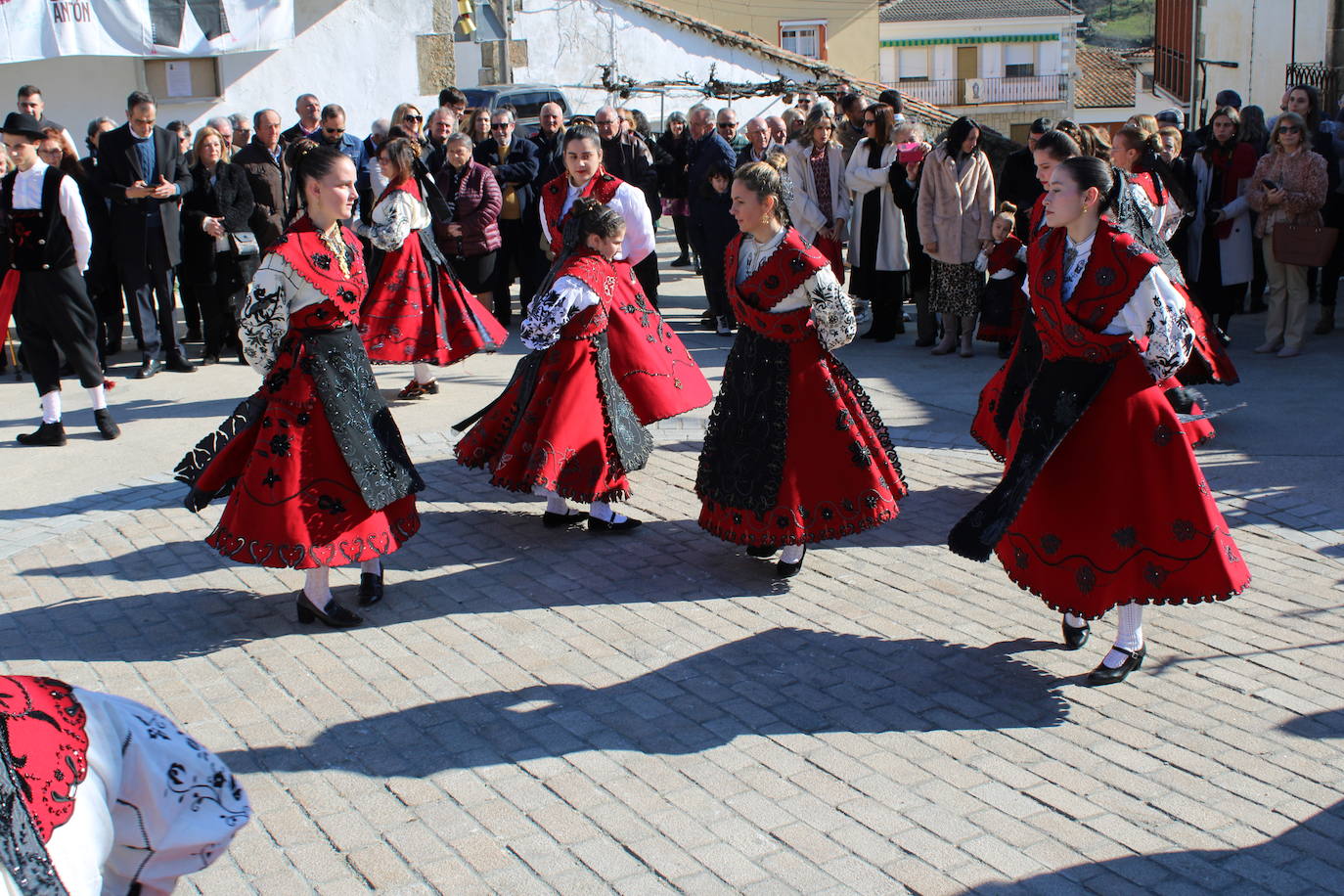 El sol vuelve para lucir por San Antón en el día grande de Valdelamatanza