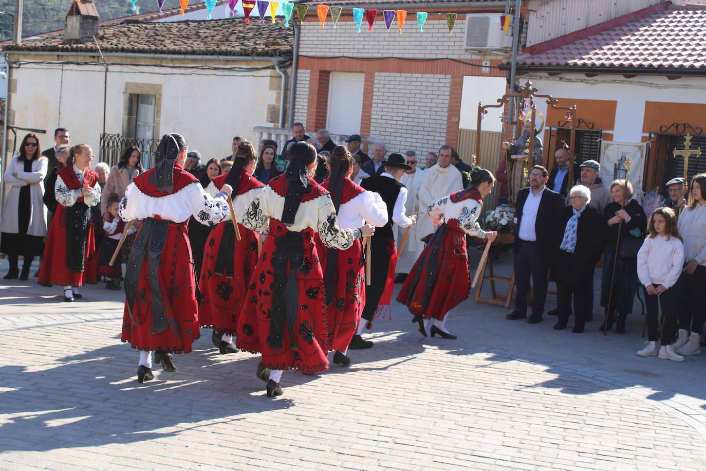 El sol vuelve para lucir por San Antón en el día grande de Valdelamatanza