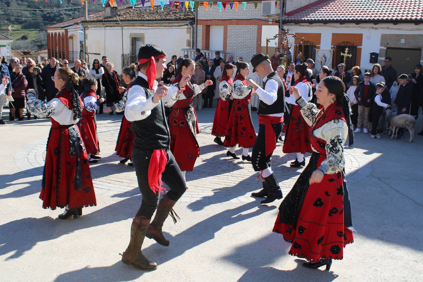 El sol vuelve para lucir por San Antón en el día grande de Valdelamatanza