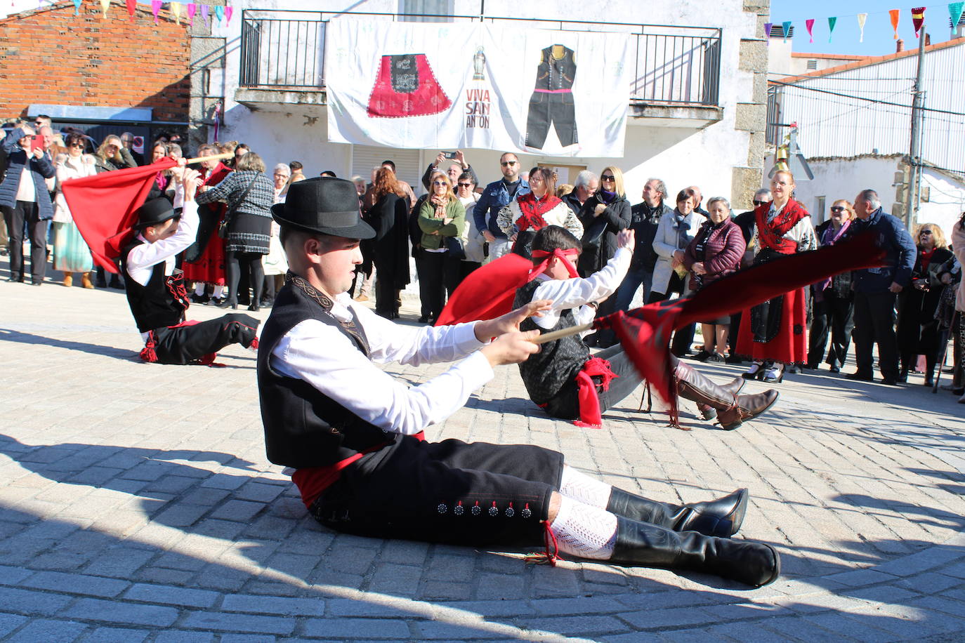 El sol vuelve para lucir por San Antón en el día grande de Valdelamatanza