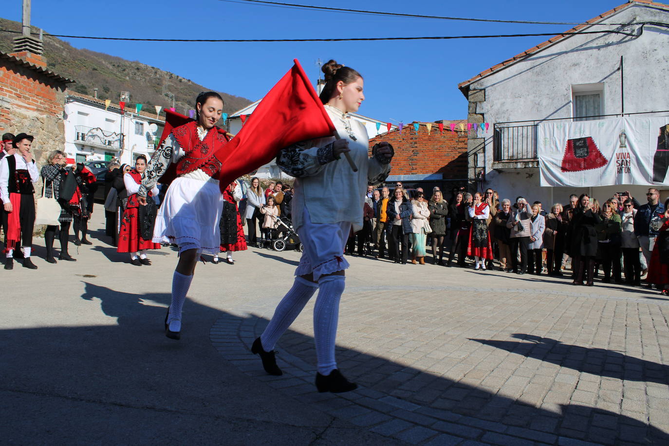 El sol vuelve para lucir por San Antón en el día grande de Valdelamatanza