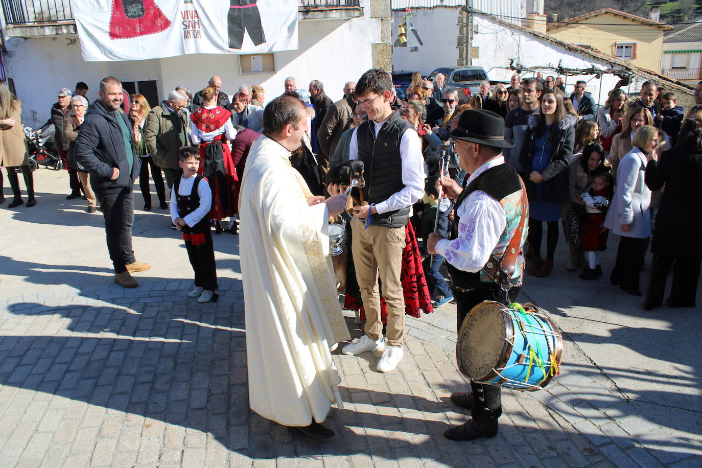 El sol vuelve para lucir por San Antón en el día grande de Valdelamatanza