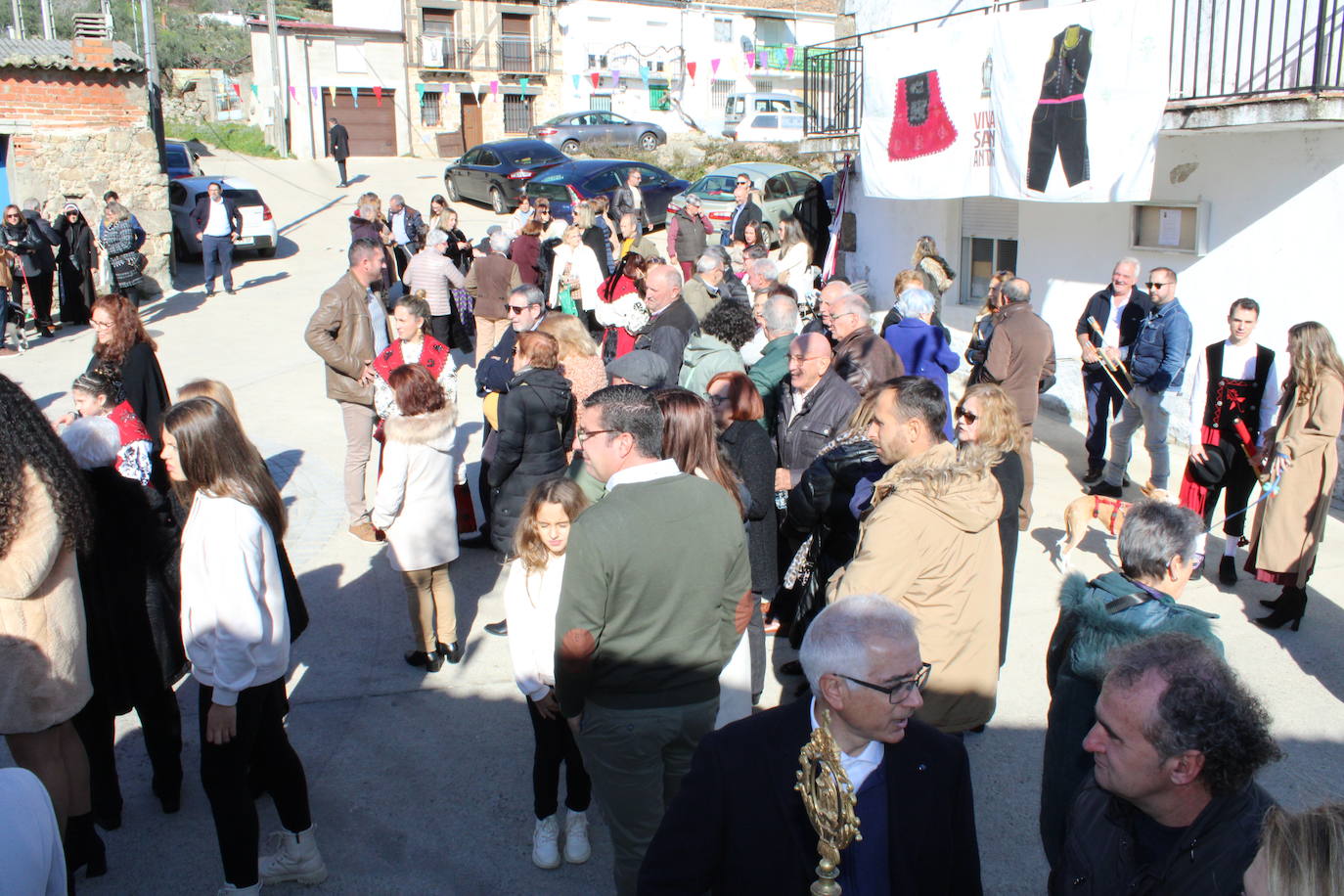 El sol vuelve para lucir por San Antón en el día grande de Valdelamatanza