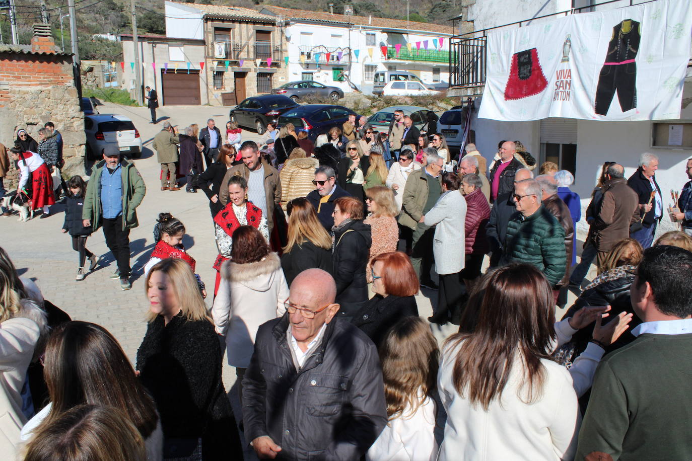 El sol vuelve para lucir por San Antón en el día grande de Valdelamatanza