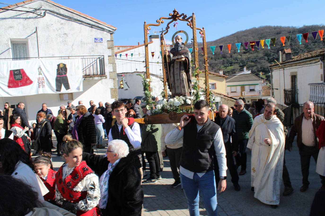 El sol vuelve para lucir por San Antón en el día grande de Valdelamatanza