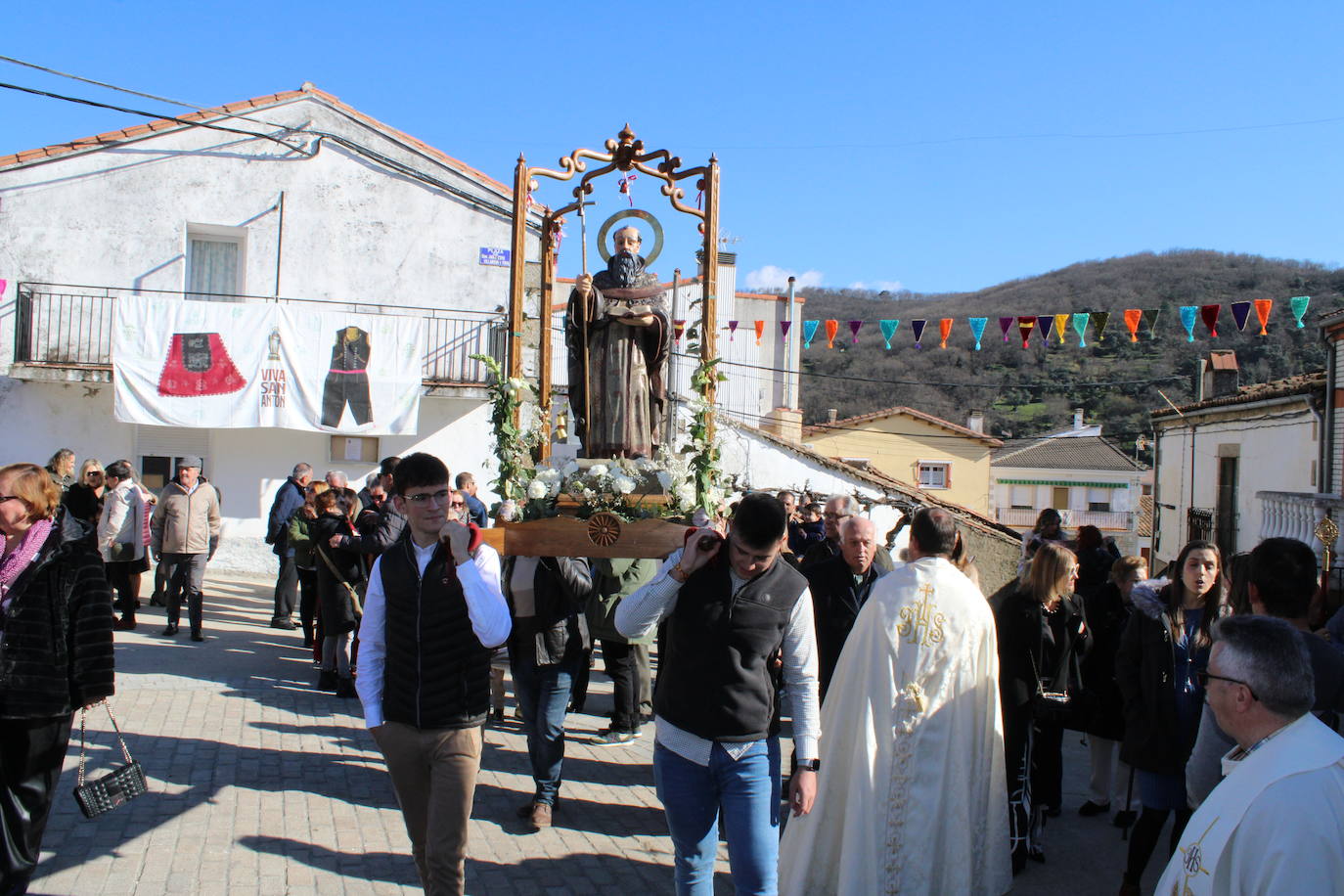 El sol vuelve para lucir por San Antón en el día grande de Valdelamatanza