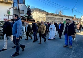 Imagen de los fieles de San Antón con la imagen del santo por las calles de Fresnedoso