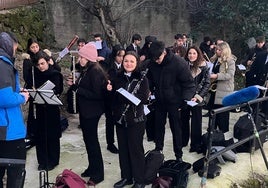 Imagen de los músicos de la banda municipal de música de Béjar en la grabación de la serie en Hervás.