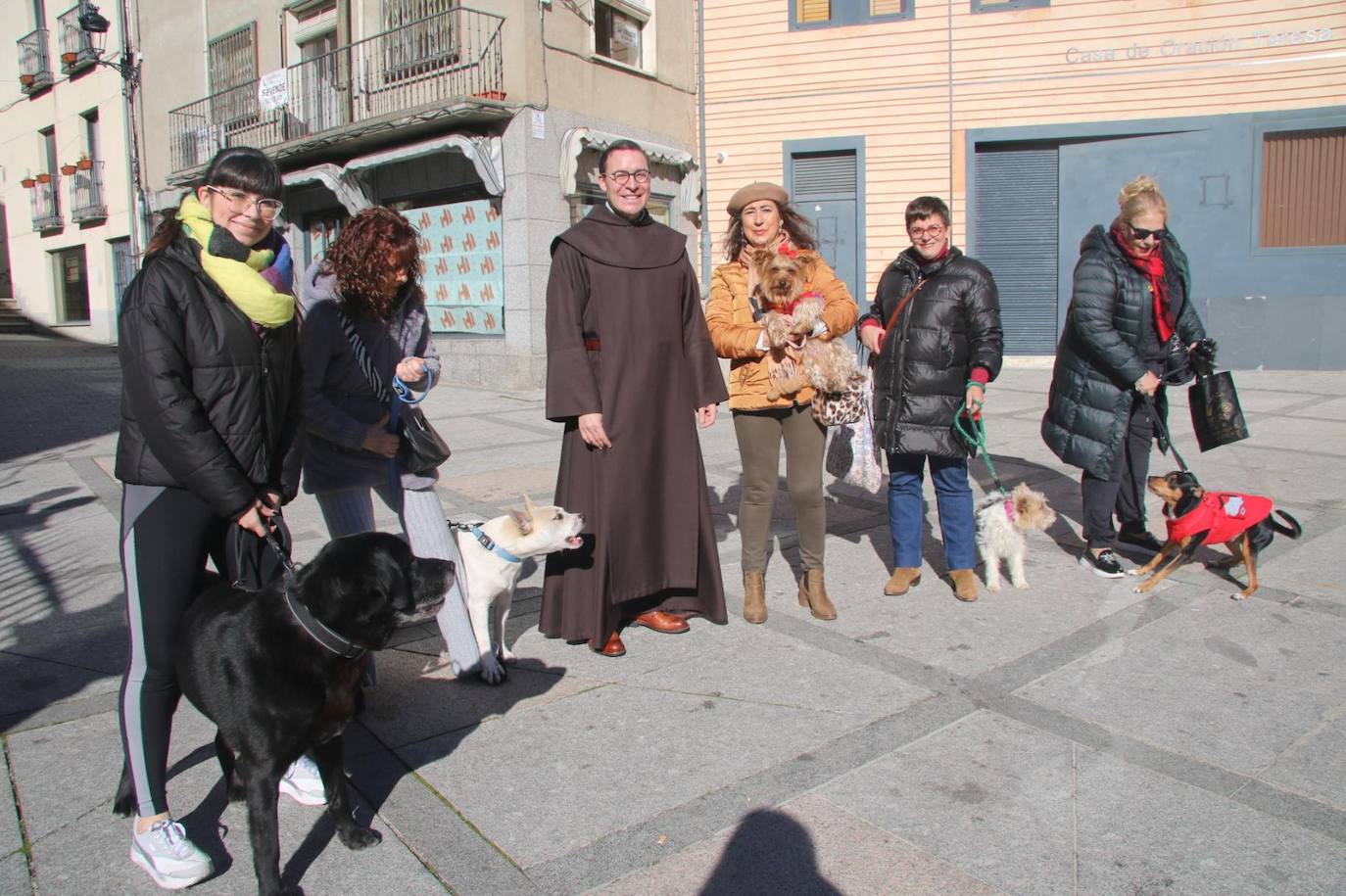 Bendición de San Antón y bocados de los tradicionales «bodigos» en Alba