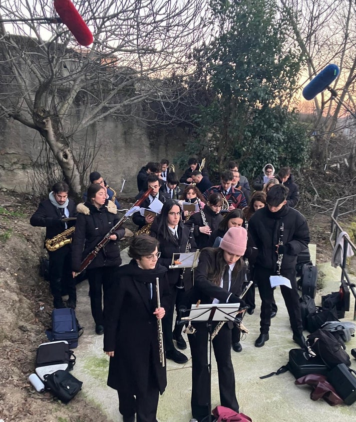 Imagen secundaria 2 - Integrantes de la banda municipal de Béjar participan en el rodaje una serie para Netflix