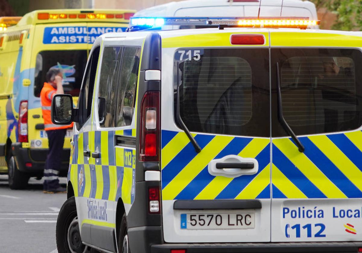 Una ambulancia y un furgón de la Policía Local, estacionados en una calle de la capital.