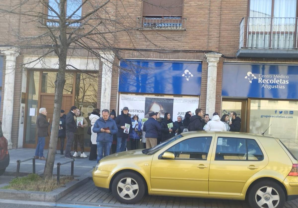 Familiares de Esther y vecinos esperan a las puertas la decisión de la jueza.