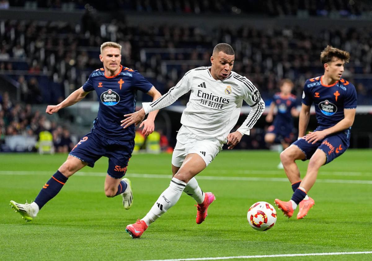 Kylian Mbappé, en una disputa de balón ante el Celta de Vigo.