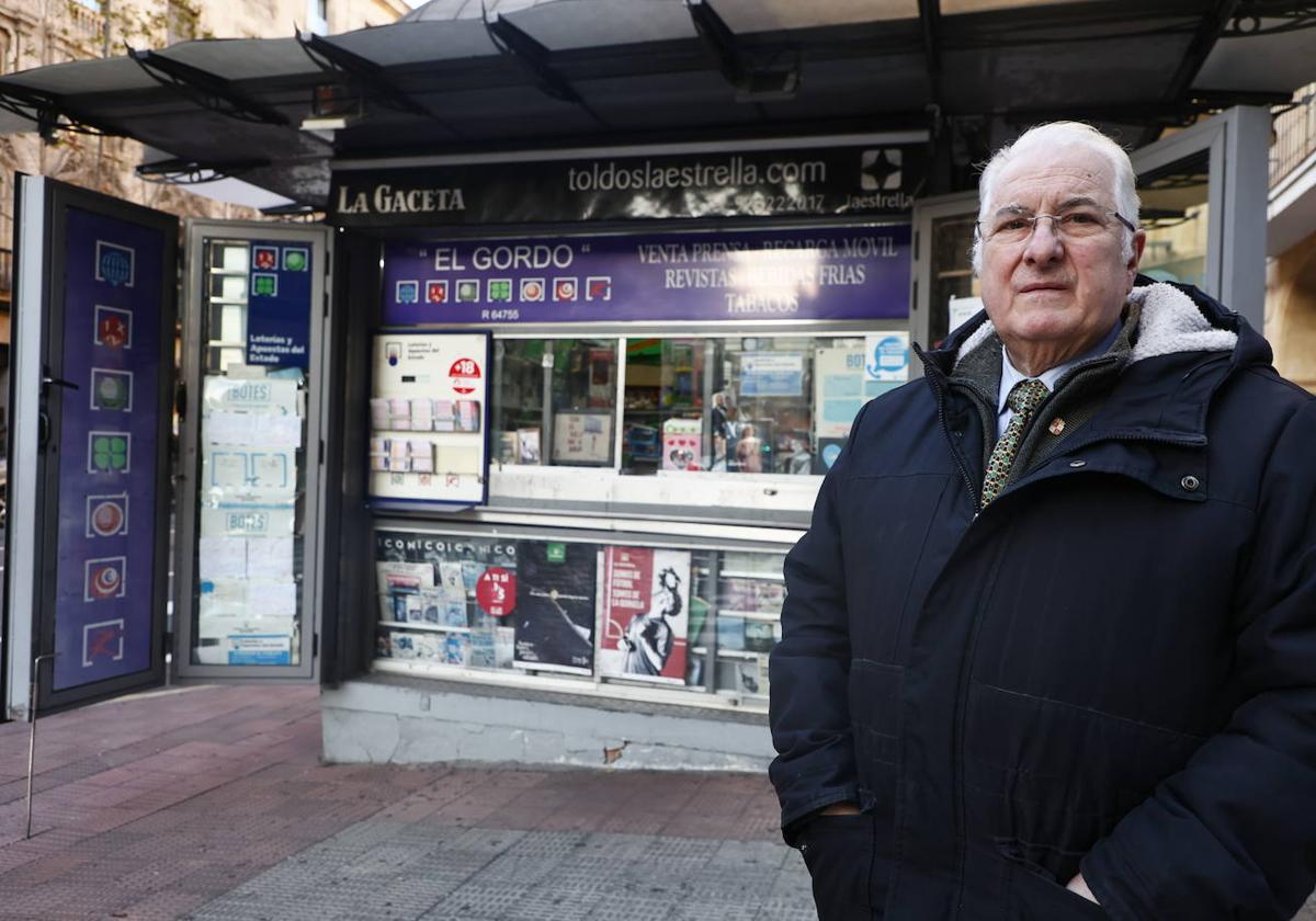 Agustín García, en su quiosco de la Gran Vía.