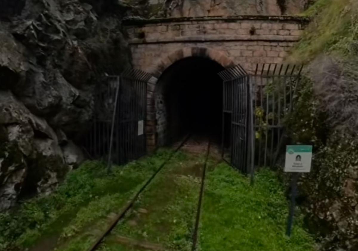 Carlo Cuñado muestra uno de los túneles que se enmarcan dentro de esta ruta.