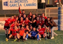 La plantilla del Salamanca FF celebra la victoria ante el cuadro madrileño.