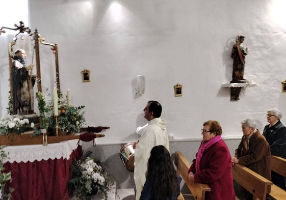 Los fieles se despiden del santo tras la celebración de la misa