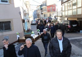 Momento de la procesión con la imagen de San Antón