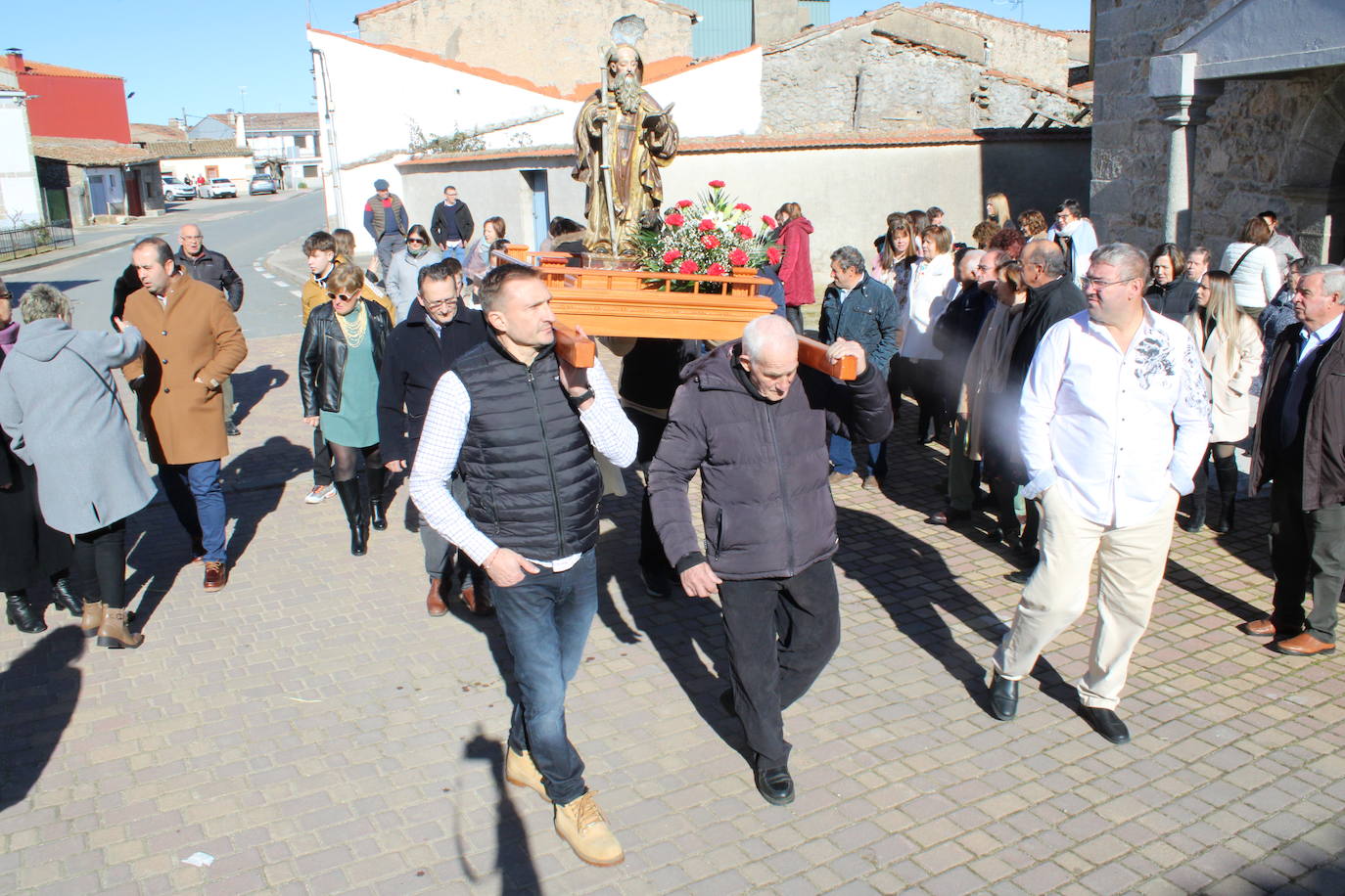 El sol anima la celebración del día de San Antón en Peromingo