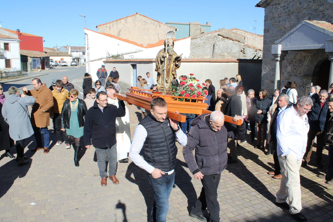 El sol anima la celebración del día de San Antón en Peromingo