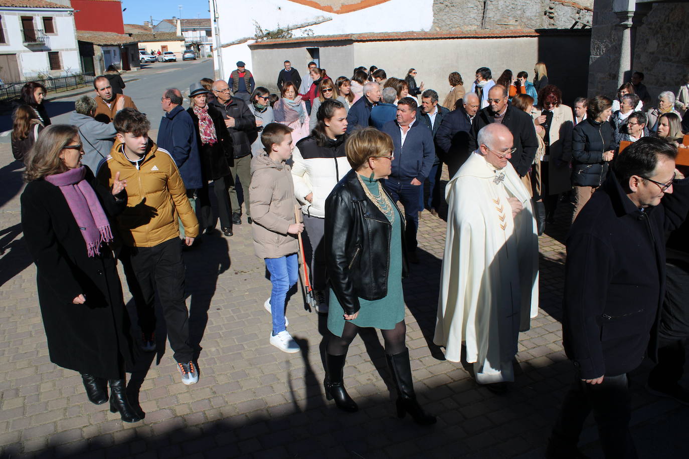 El sol anima la celebración del día de San Antón en Peromingo