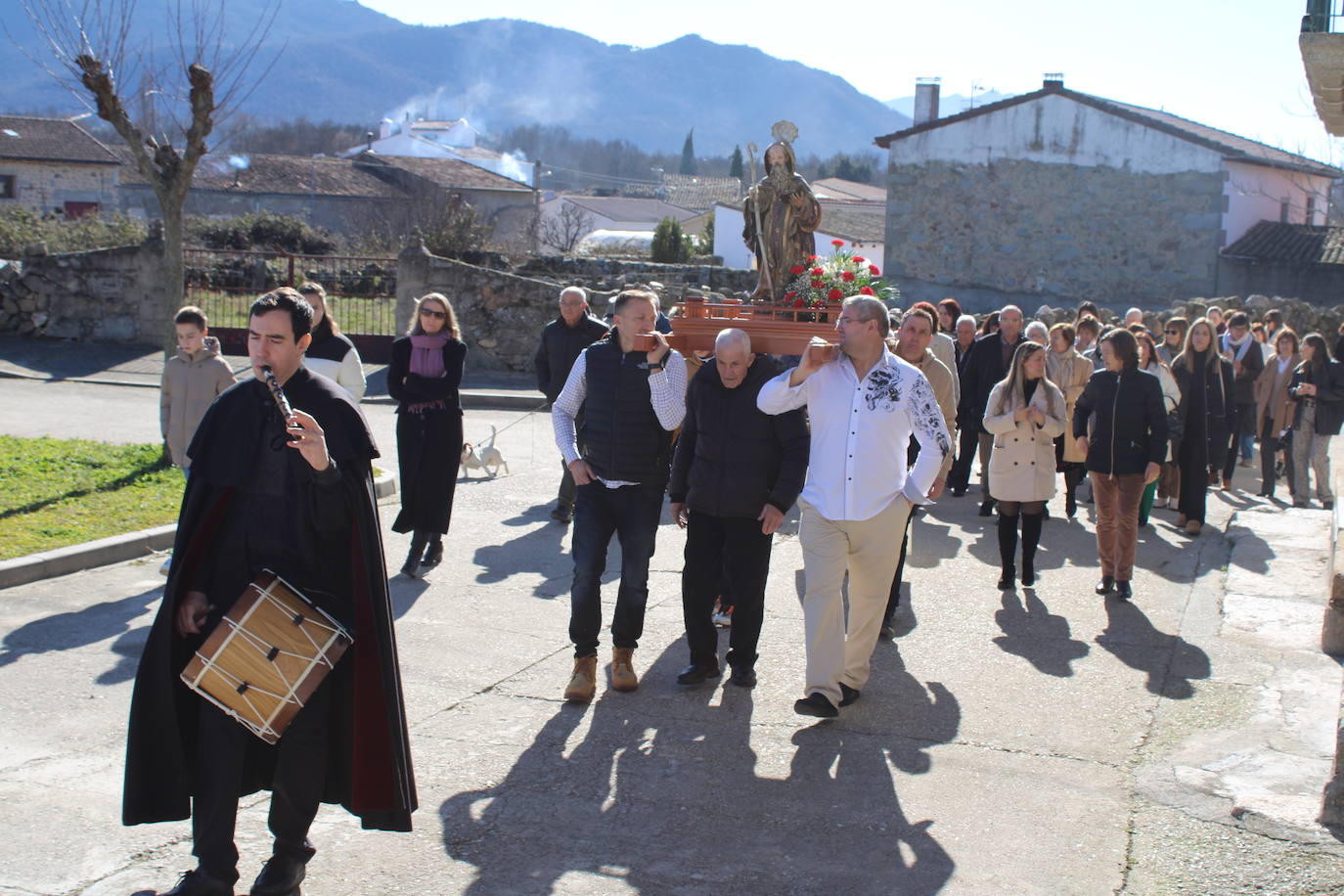 El sol anima la celebración del día de San Antón en Peromingo