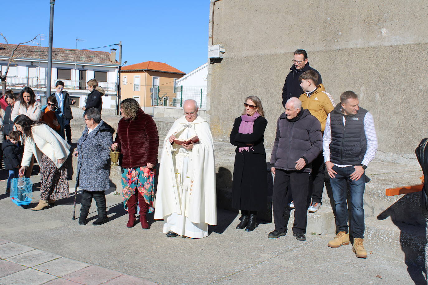 El sol anima la celebración del día de San Antón en Peromingo