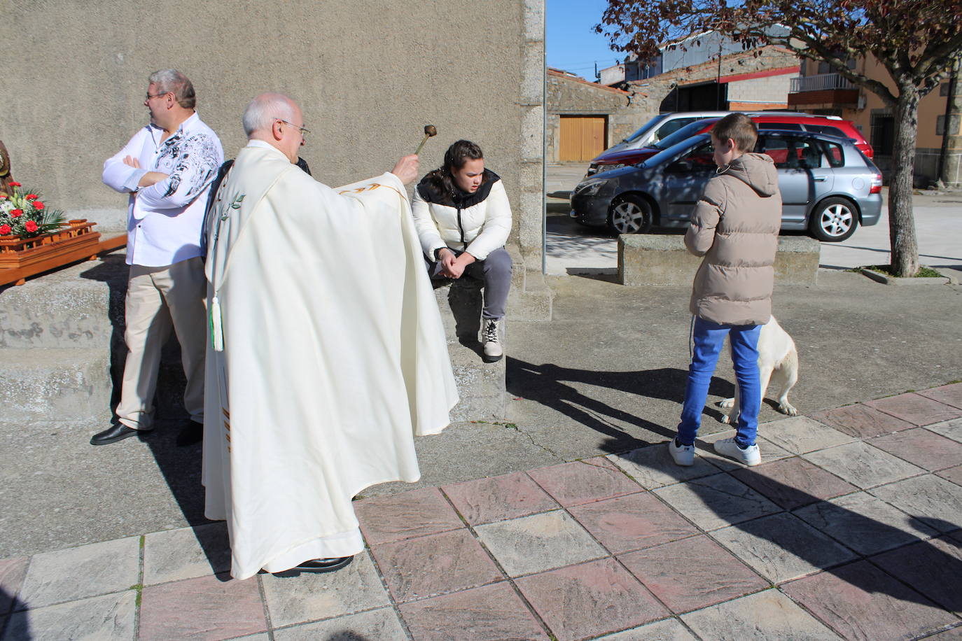 El sol anima la celebración del día de San Antón en Peromingo