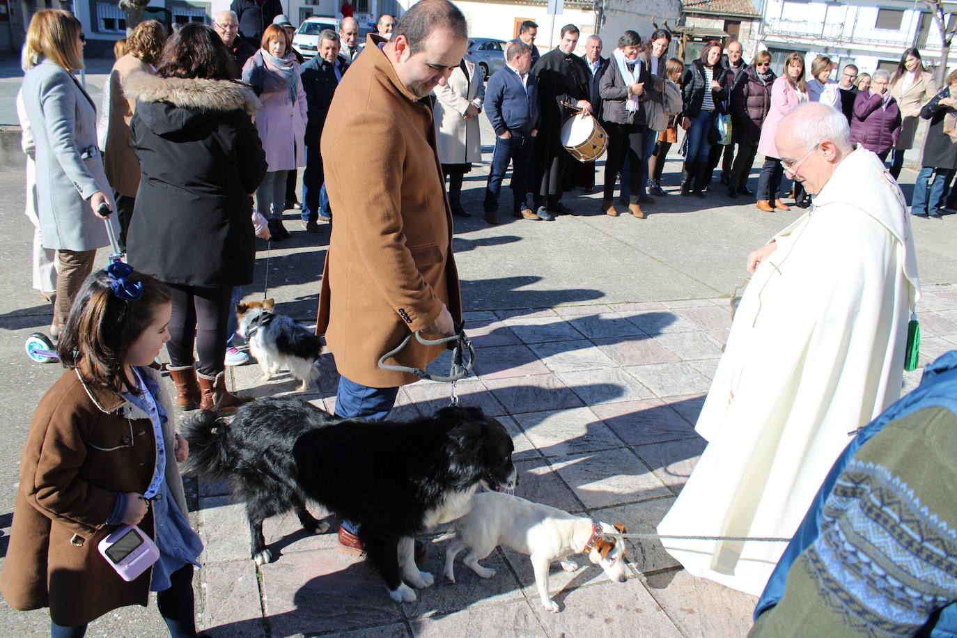 El sol anima la celebración del día de San Antón en Peromingo