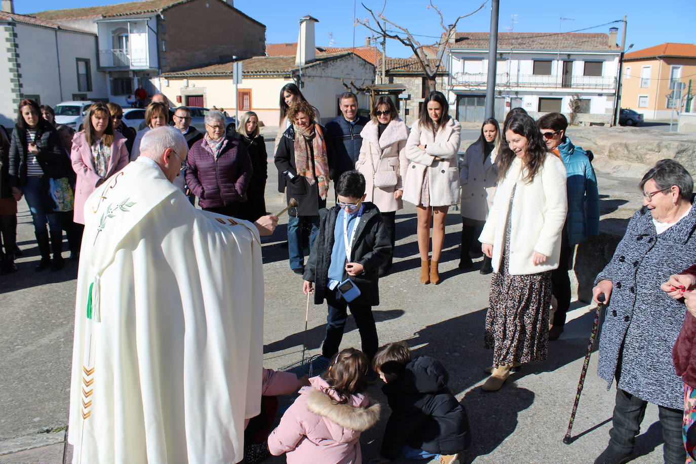 El sol anima la celebración del día de San Antón en Peromingo