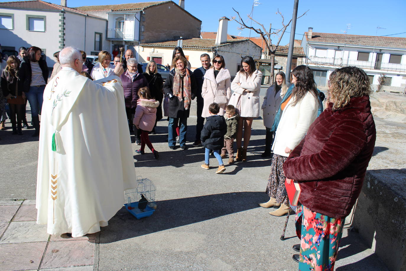 El sol anima la celebración del día de San Antón en Peromingo