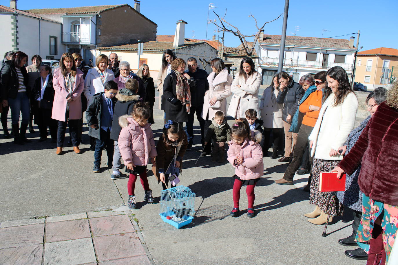 El sol anima la celebración del día de San Antón en Peromingo