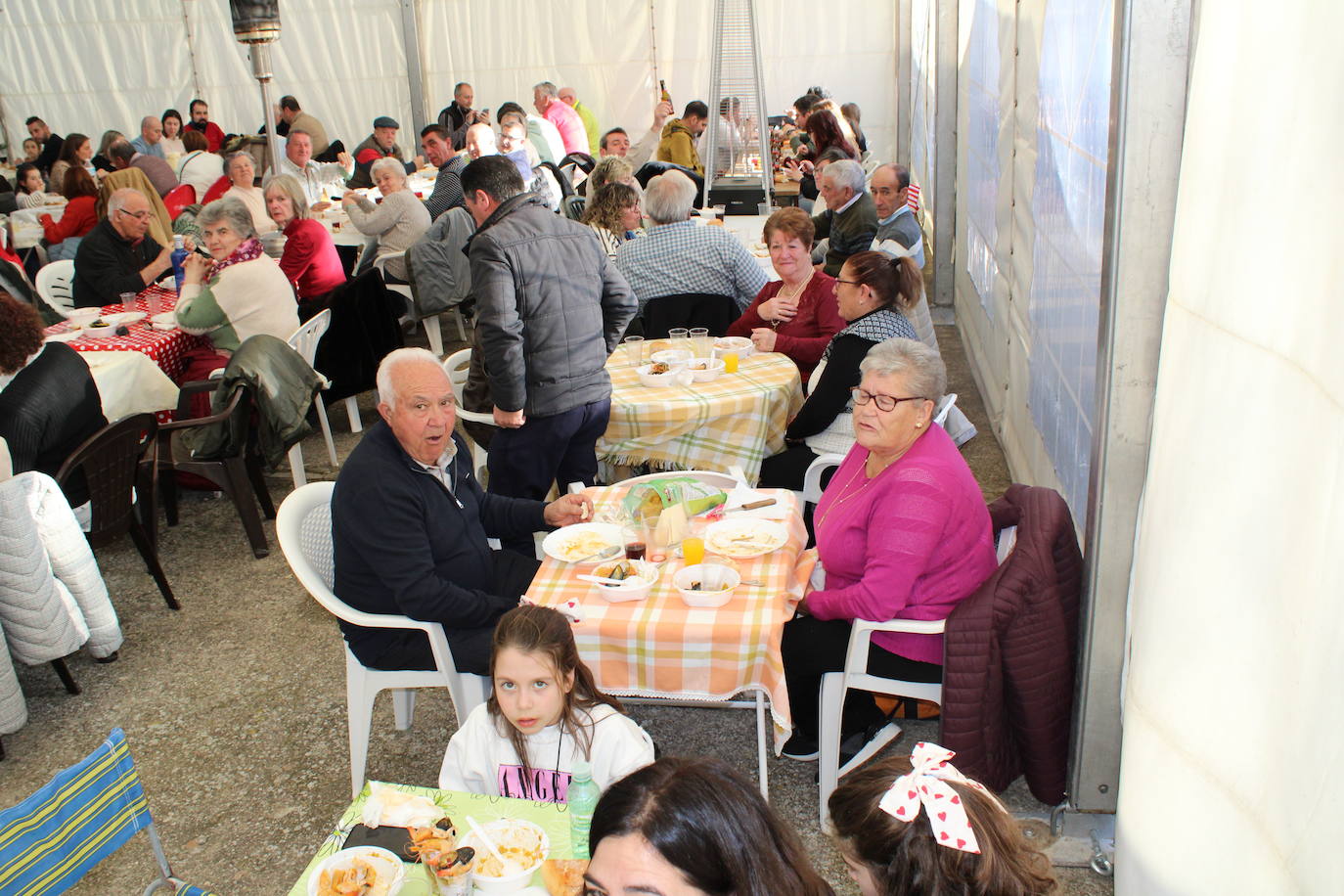 El sol anima la celebración del día de San Antón en Peromingo