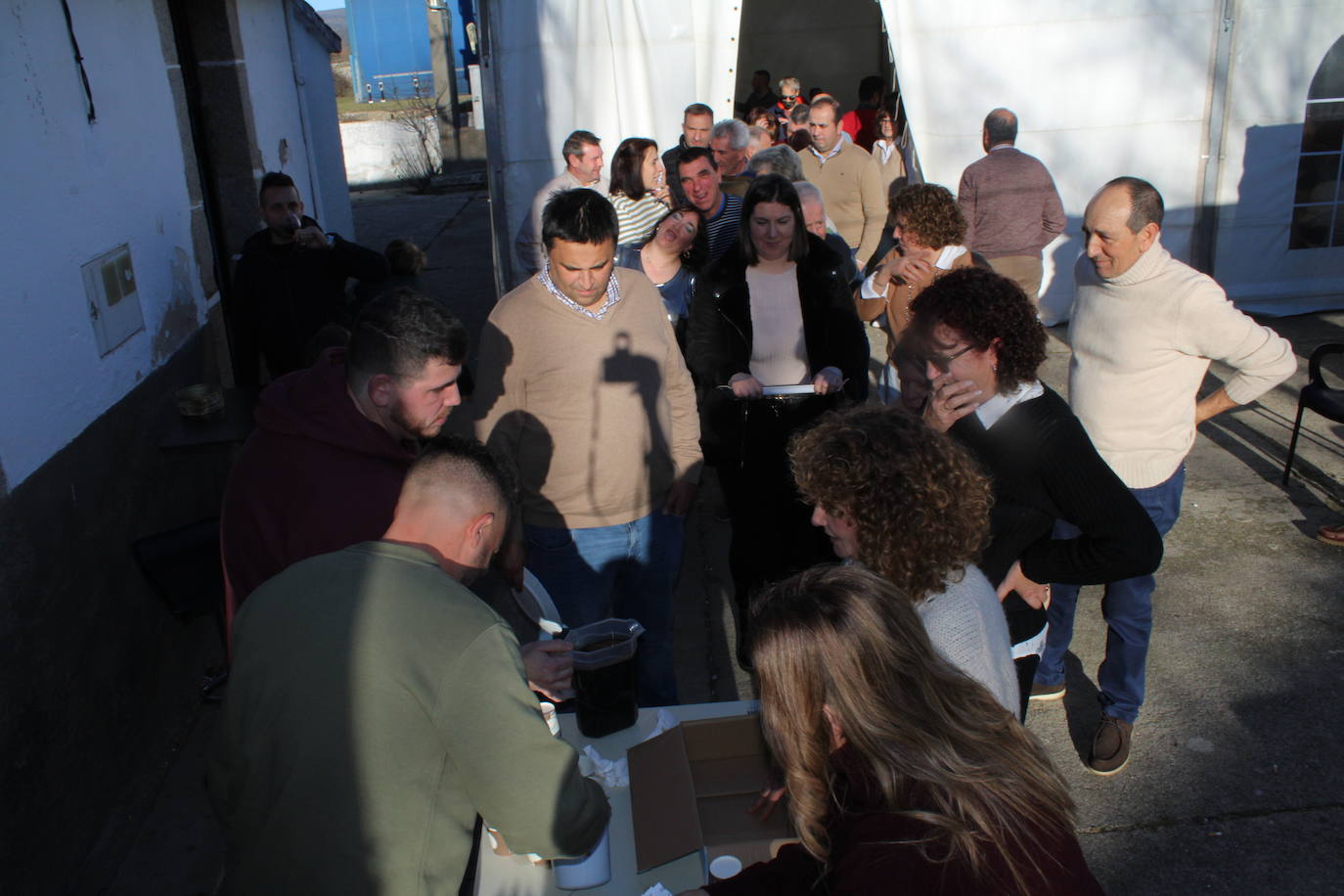 El sol anima la celebración del día de San Antón en Peromingo