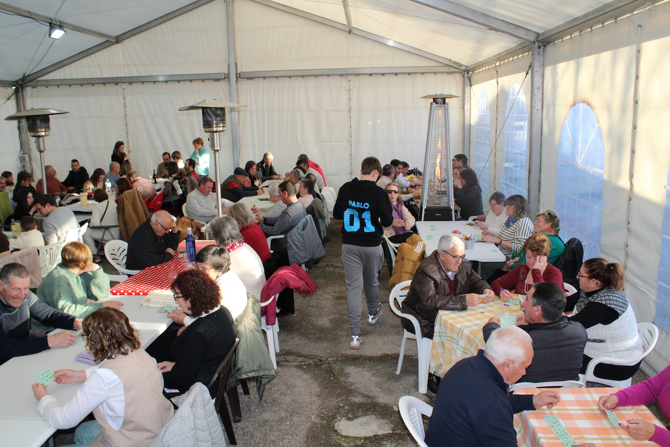 El sol anima la celebración del día de San Antón en Peromingo