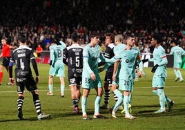 Pau Cubarsí (junto a Sergi Roberto), en el Reina Sofía en su debut como jugador del Barcelona contra Unionistas.